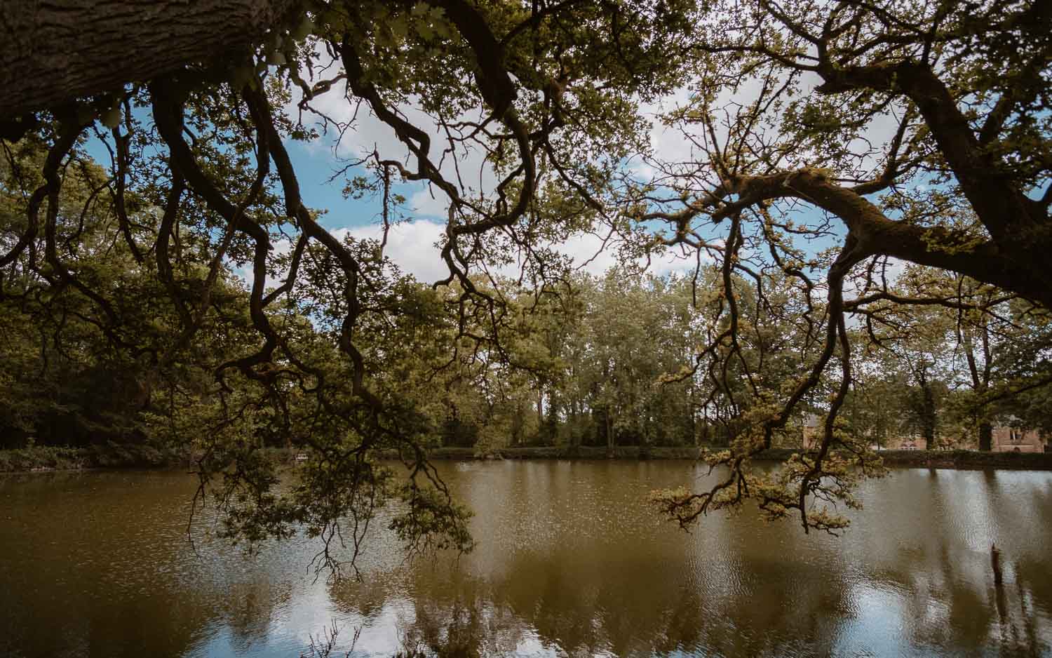 Reportage photo lifestyle d’un mariage au mois de mai au Manoir de la Jahotière