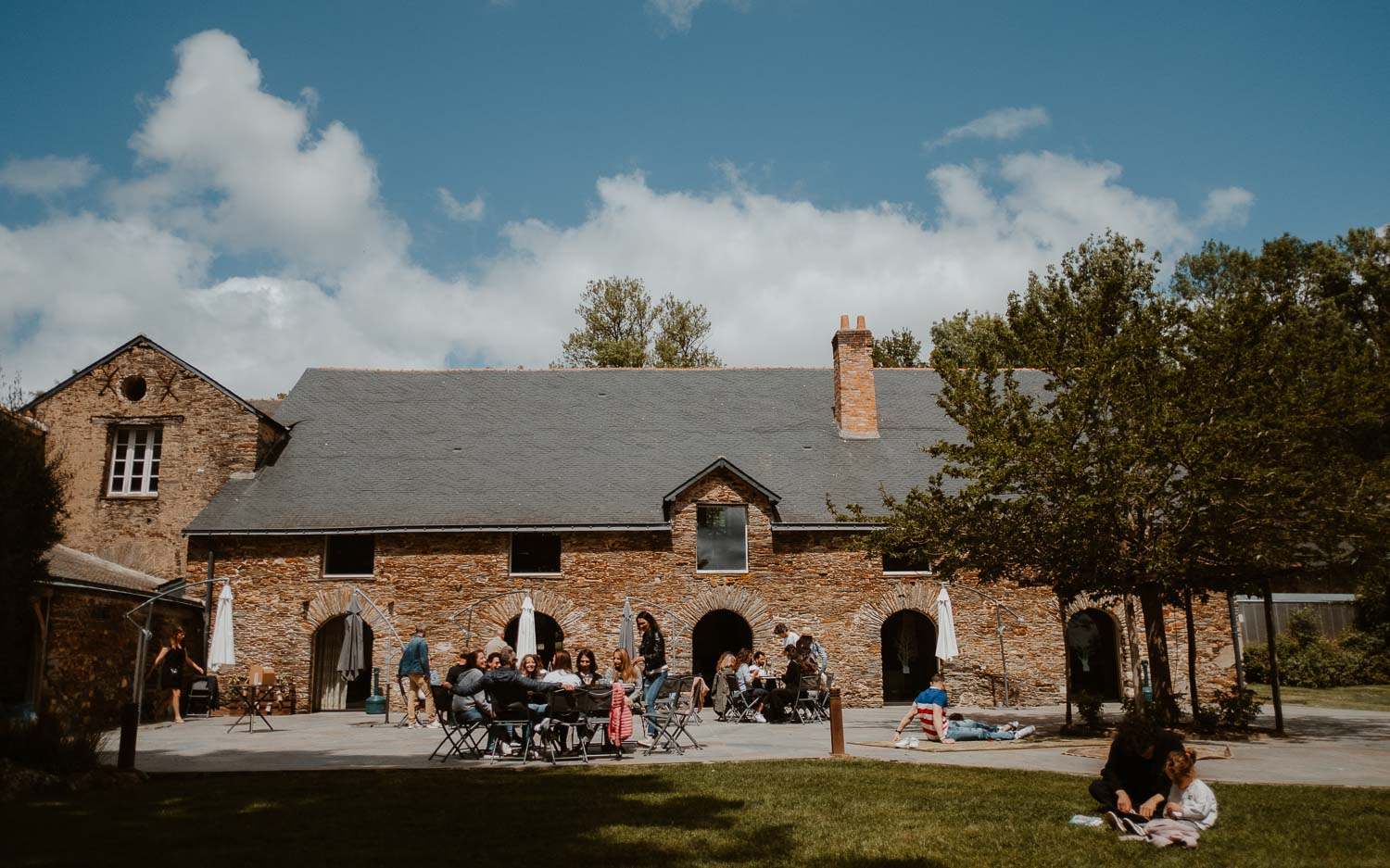 Reportage photo lifestyle d’un mariage au mois de mai au Manoir de la Jahotière