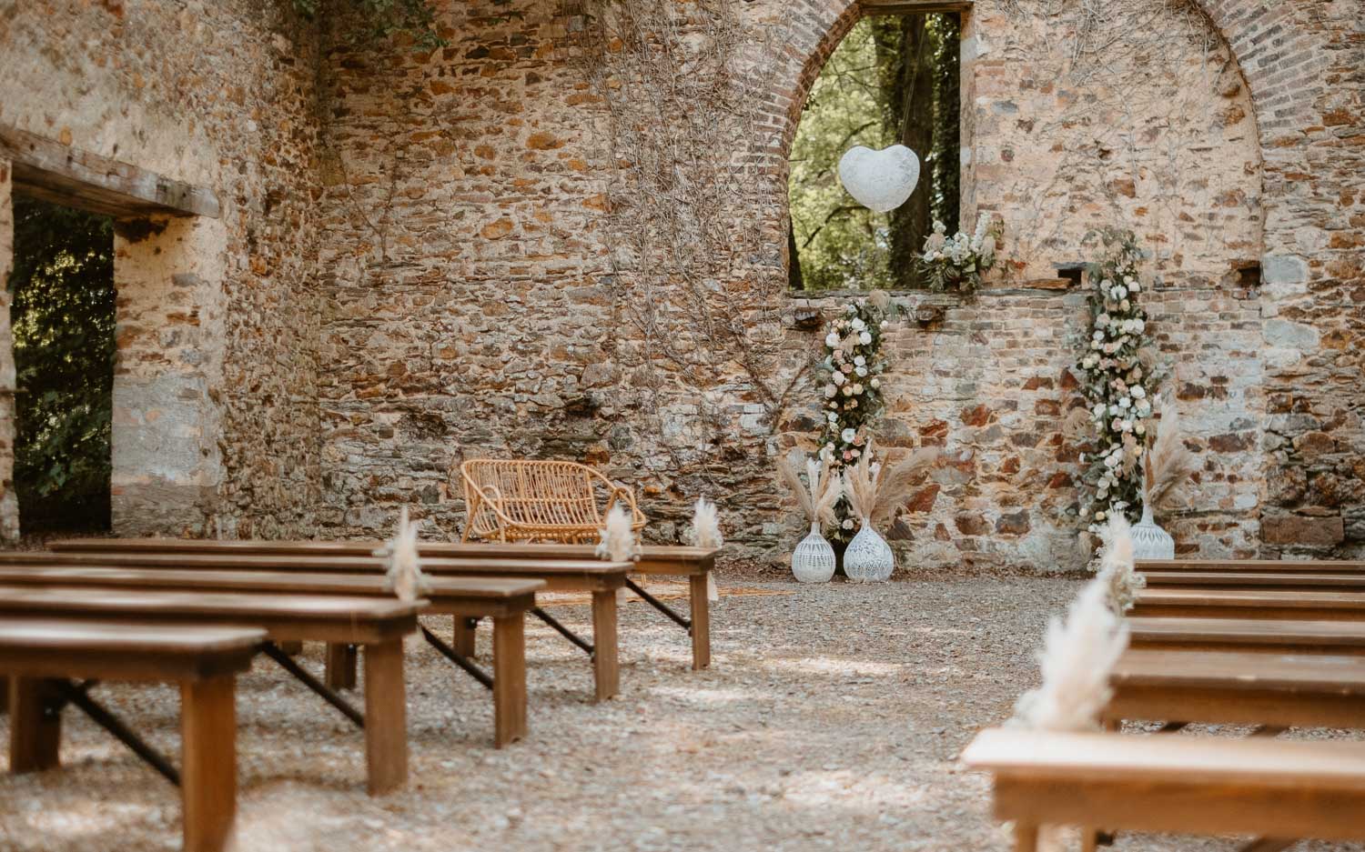 Décoration florale d’une cérémonie laïque de mariage par Petite Fleur