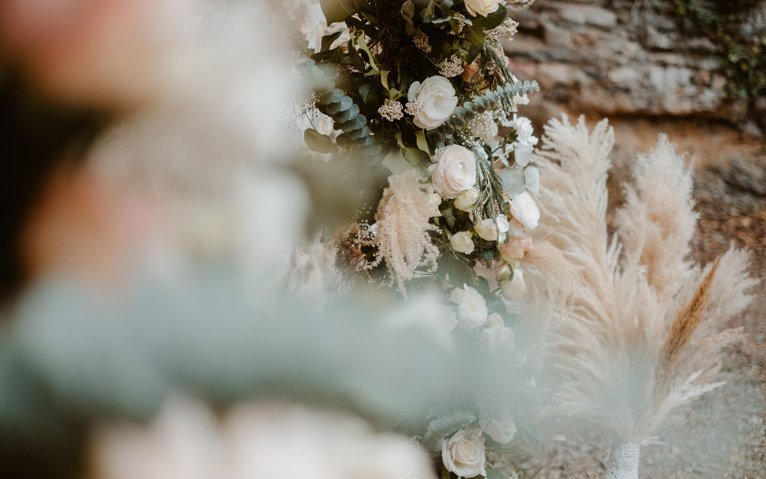 Décoration florale d’une cérémonie laïque de mariage par Petite Fleur