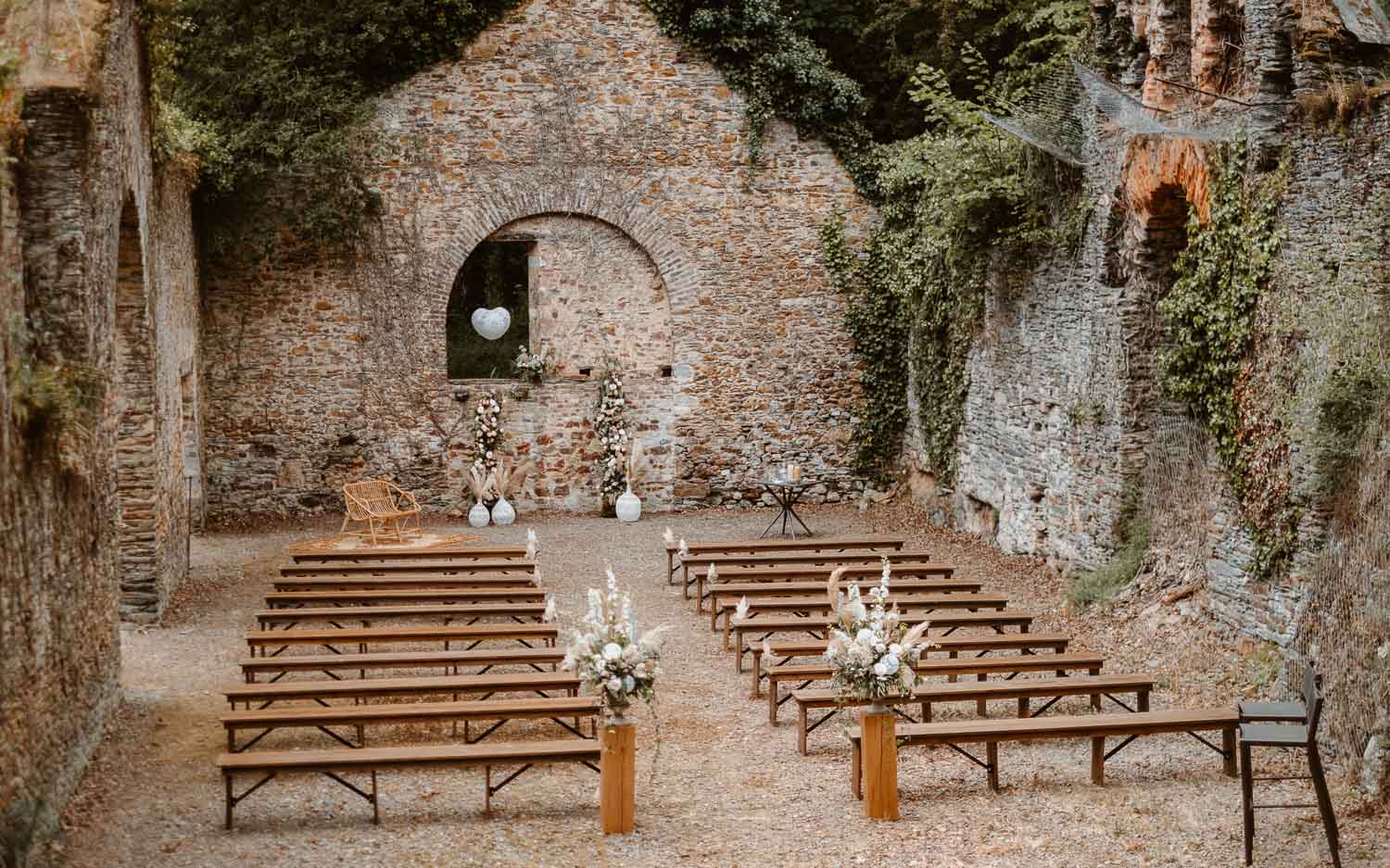 Décoration florale d’une cérémonie laïque de mariage par Petite Fleur