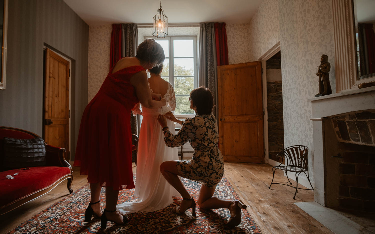 Reportage photo des préparatifs d’une robe Alfredo Vaez