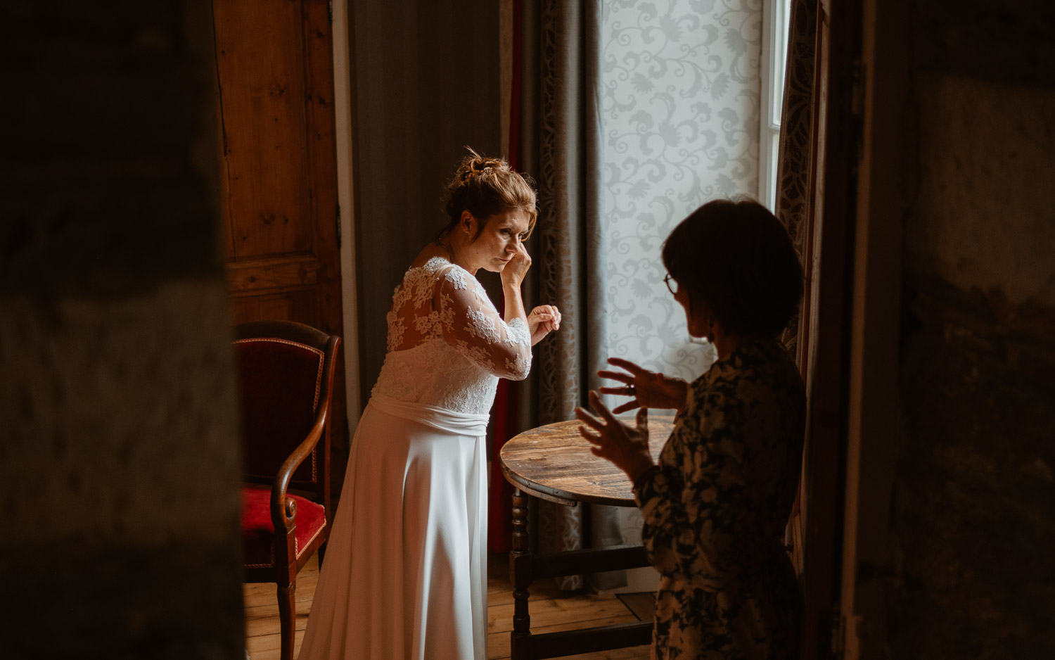 Reportage photo des préparatifs d’une robe Alfredo Vaez