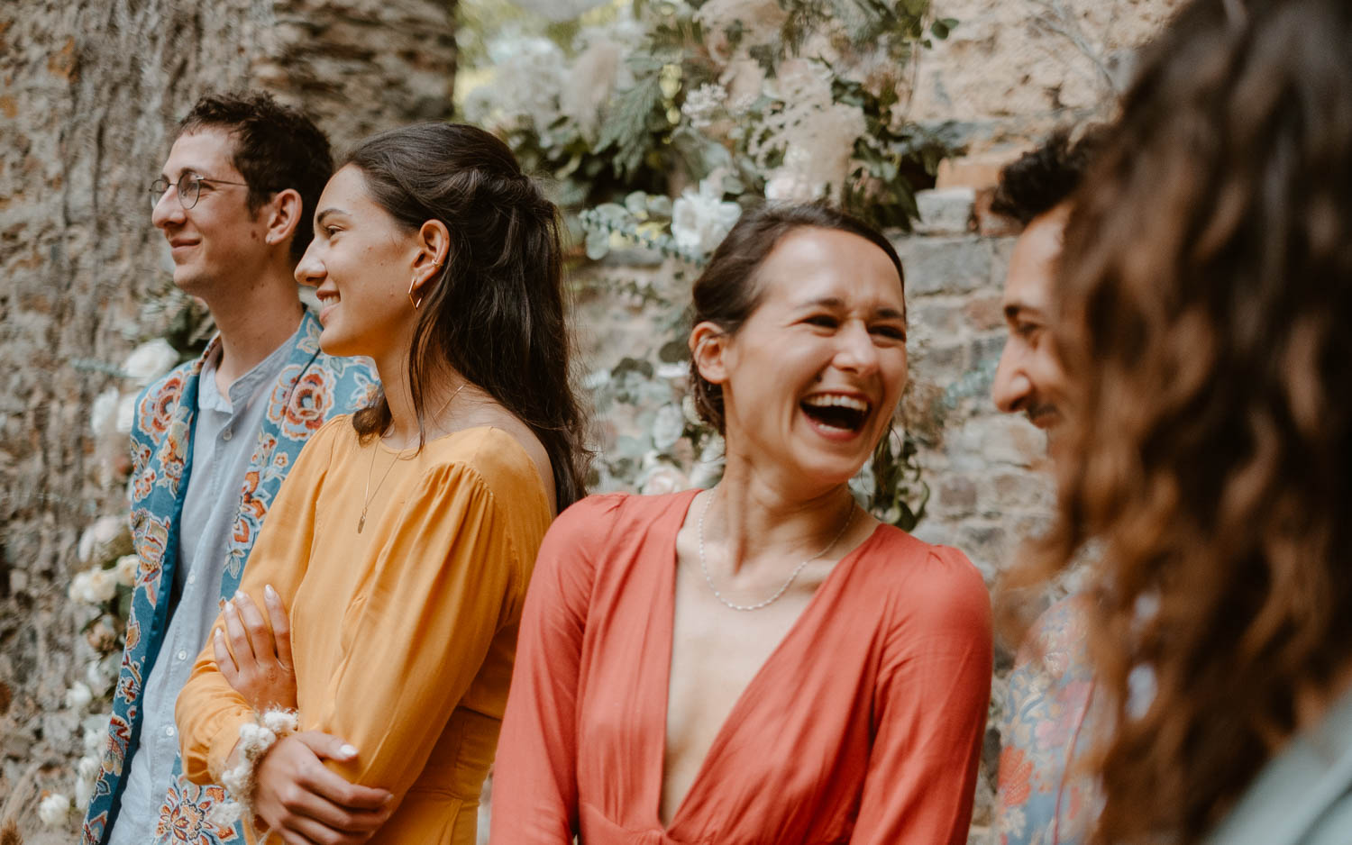 Eclats de rires et de joie lors de la cérémonie laïque d’un mariage