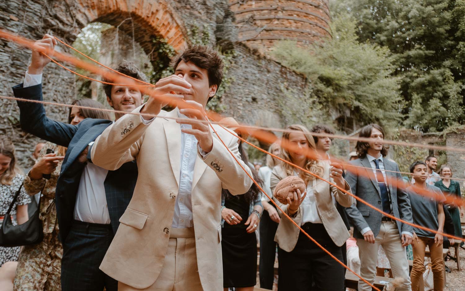 Sortie des mariés lors de la cérémonie laïque d’un mariage