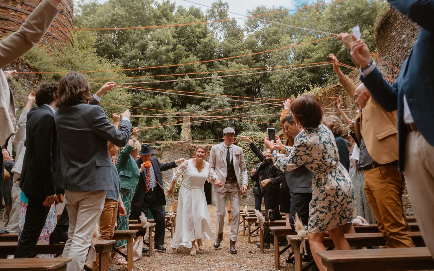 Sortie des mariés lors de la cérémonie laïque d’un mariage