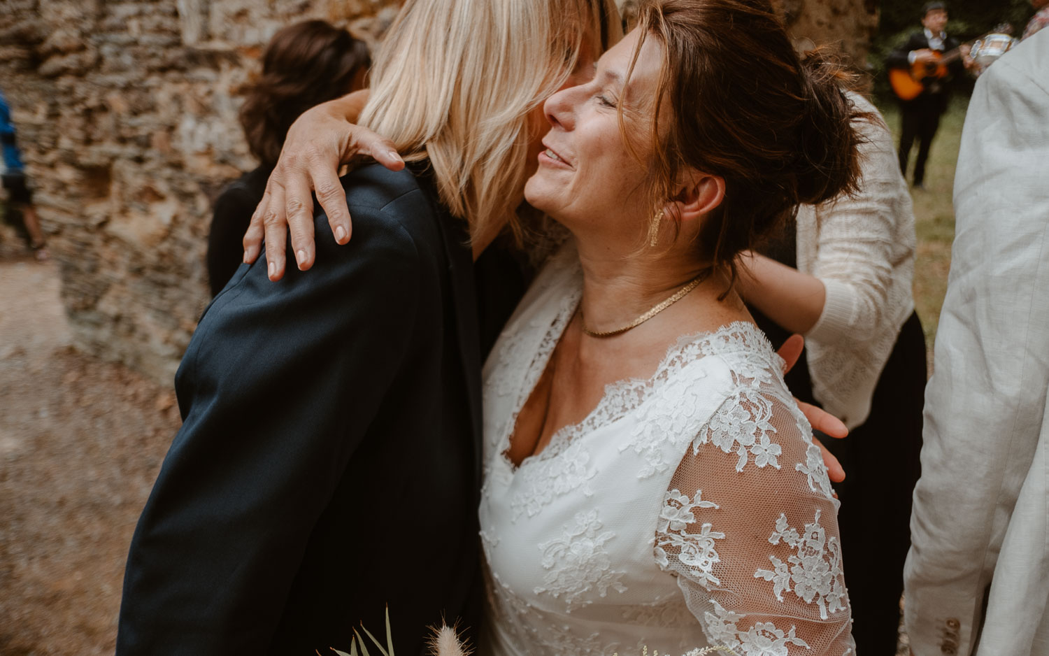 Emotions câlins et accolades après une cérémonie laïque de mariage