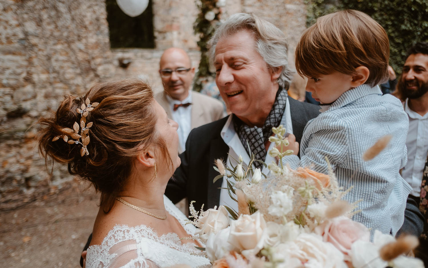 Emotions câlins et accolades après une cérémonie laïque de mariage