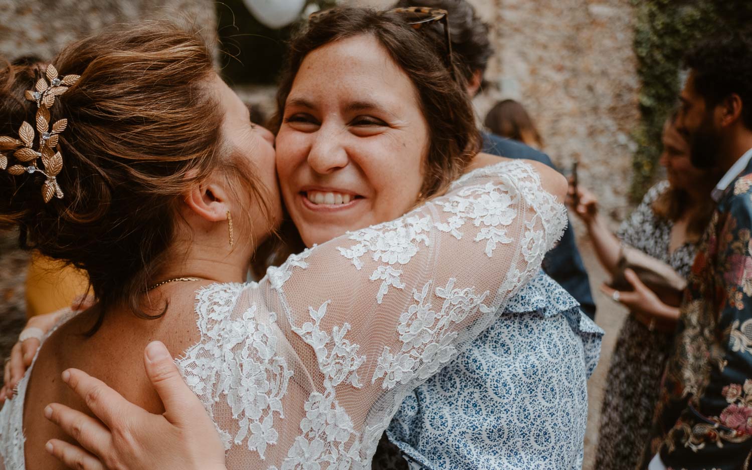 Emotions câlins et accolades après une cérémonie laïque de mariage