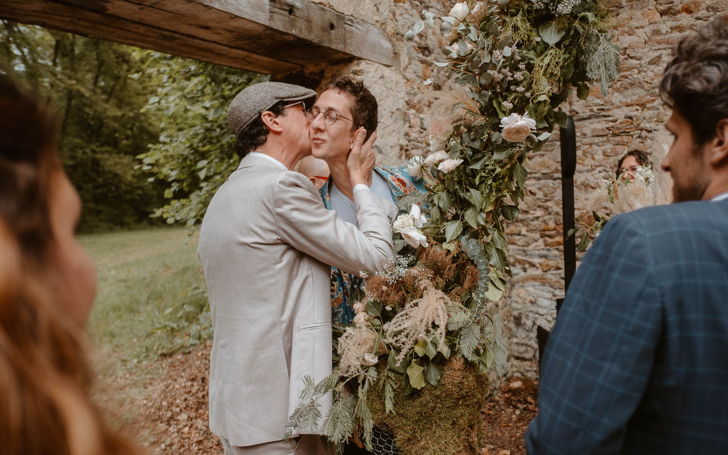 Emotions câlins et accolades après une cérémonie laïque de mariage