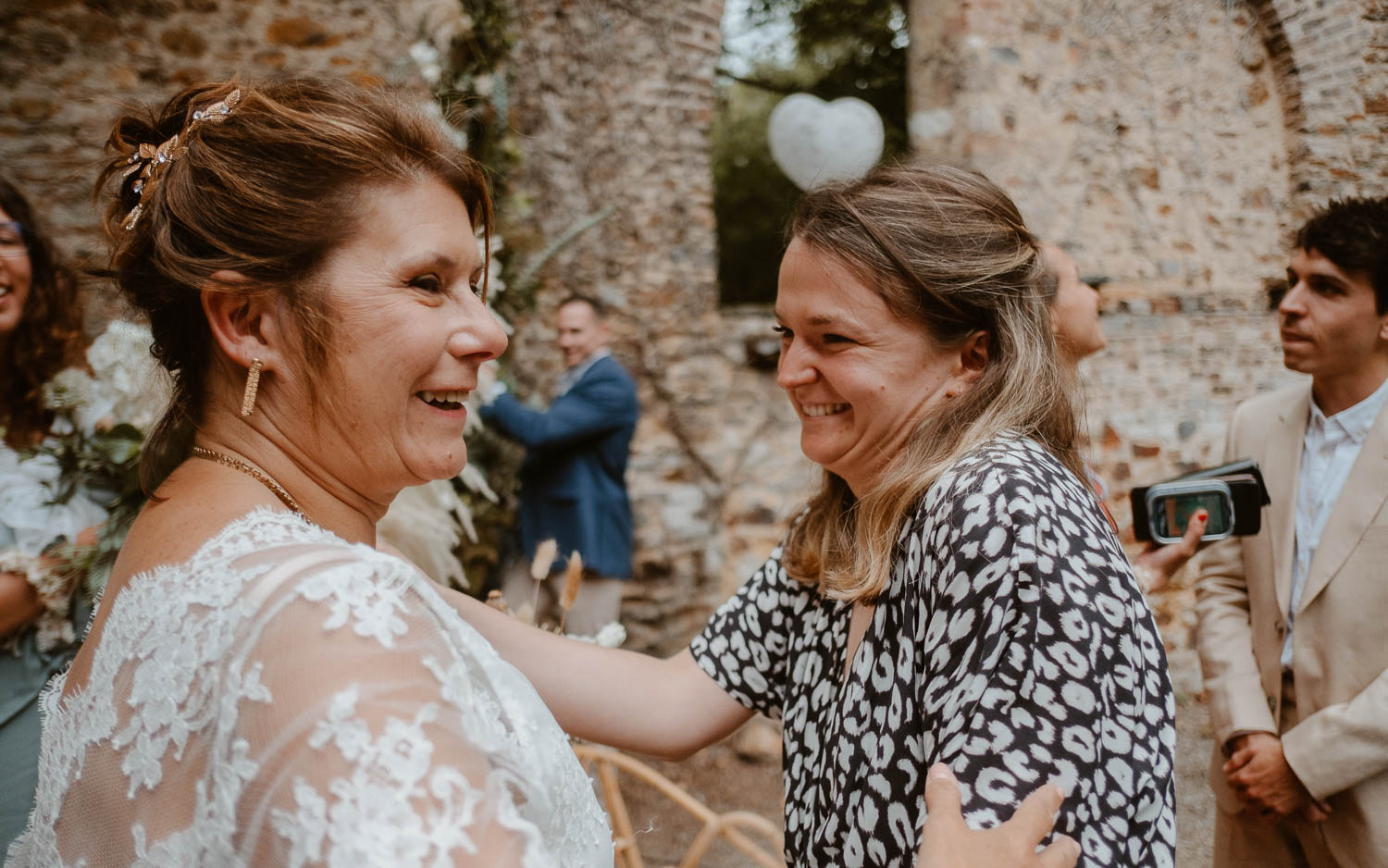 Emotions câlins et accolades après une cérémonie laïque de mariage