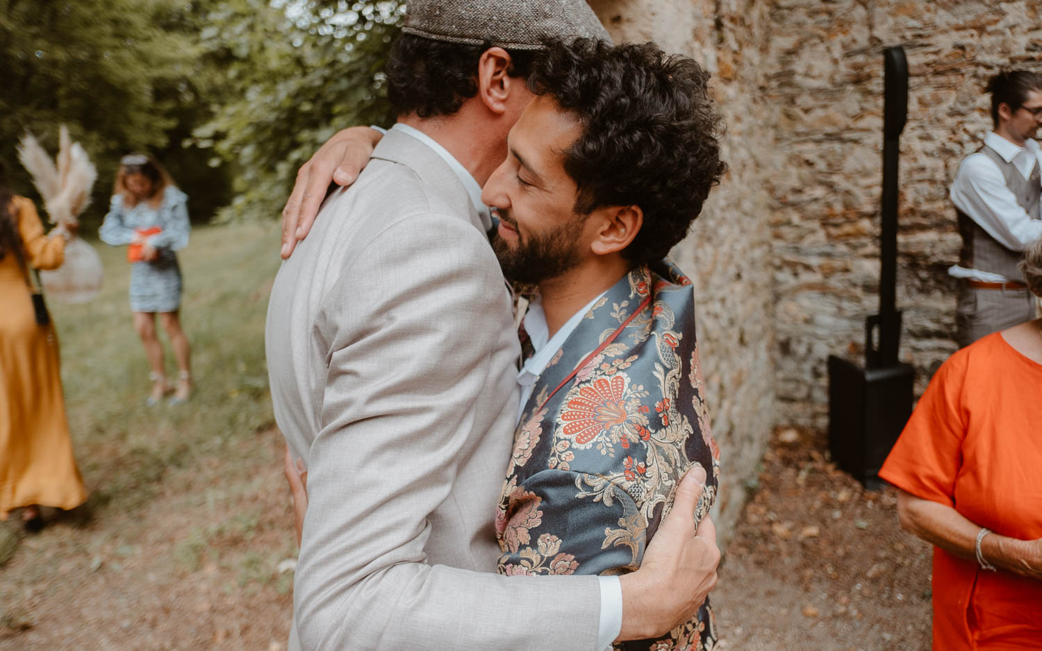 Emotions câlins et accolades après une cérémonie laïque de mariage