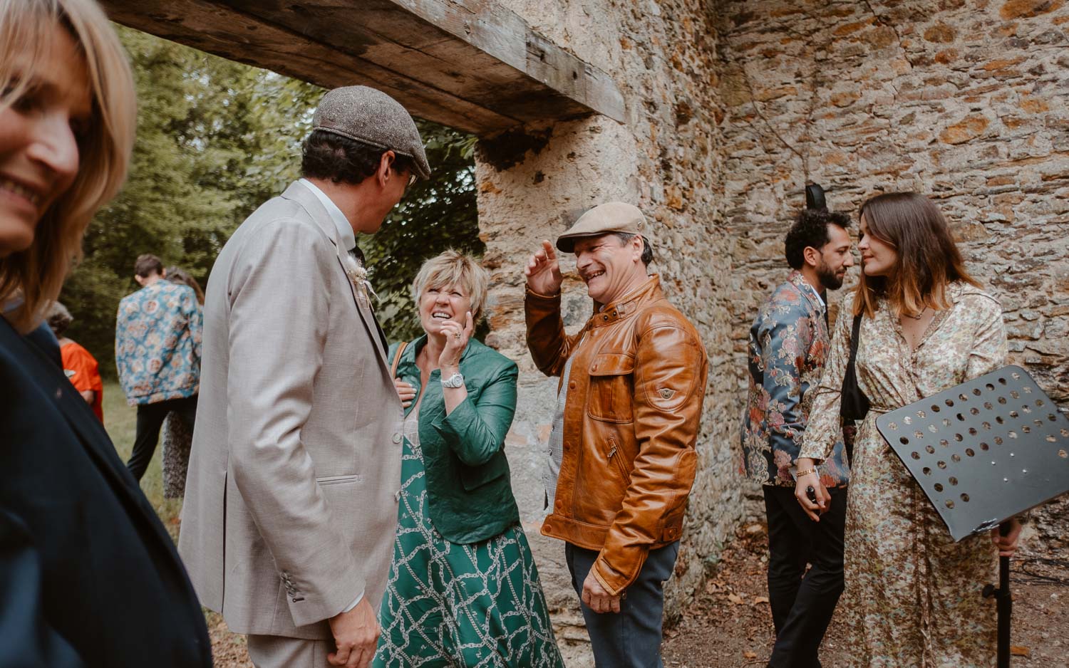 Emotions câlins et accolades après une cérémonie laïque de mariage