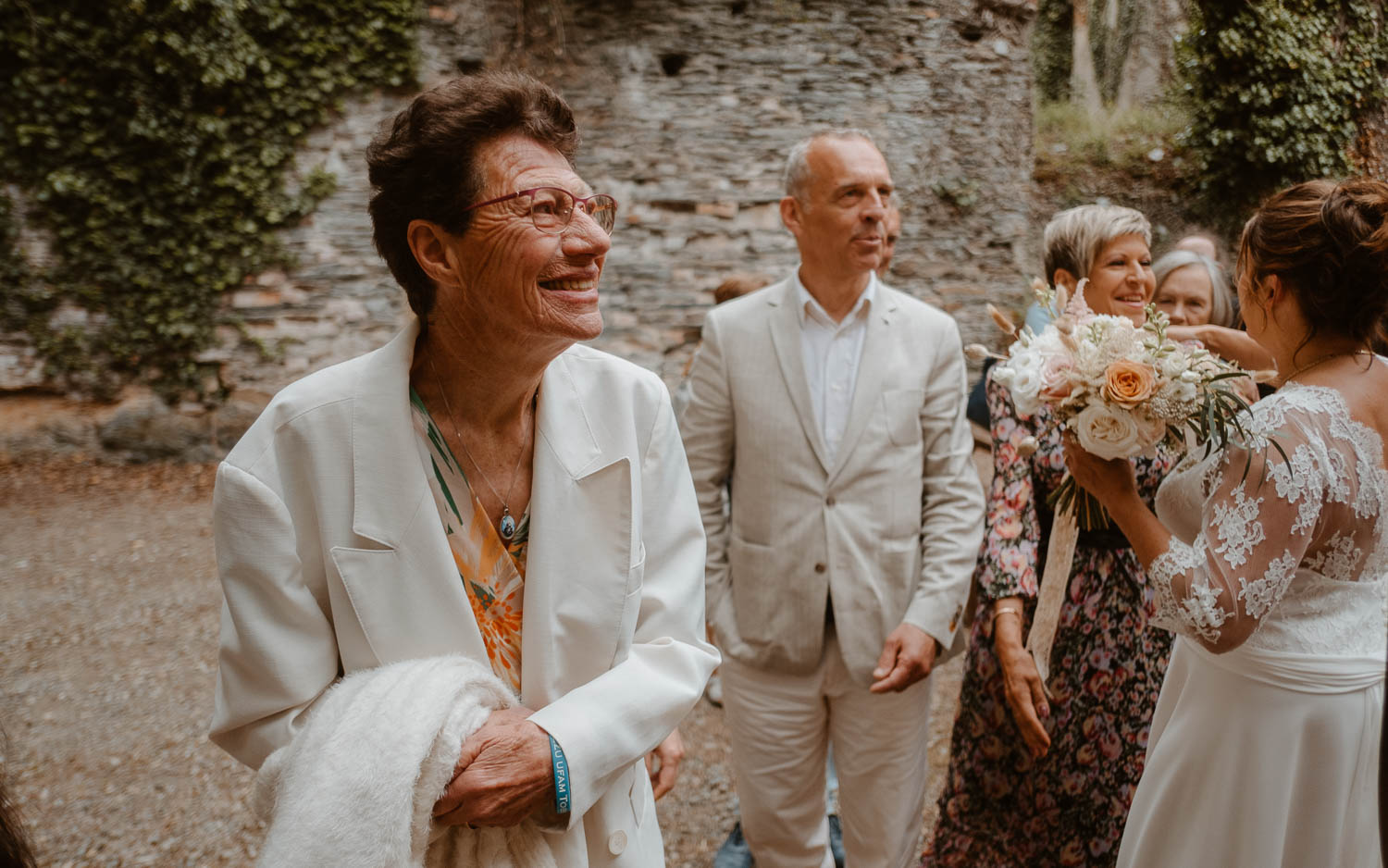 Emotions câlins et accolades après une cérémonie laïque de mariage