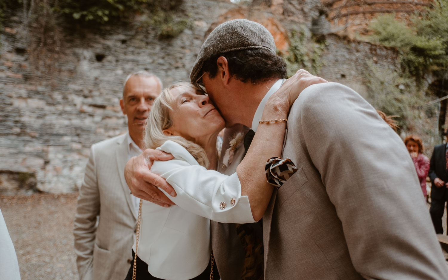 Emotions câlins et accolades après une cérémonie laïque de mariage