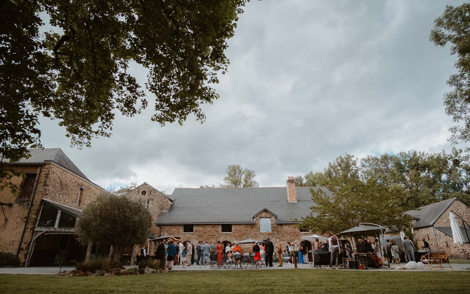 Reportage photo lifestyle d’un mariage au mois de mai au Manoir de la Jahotière