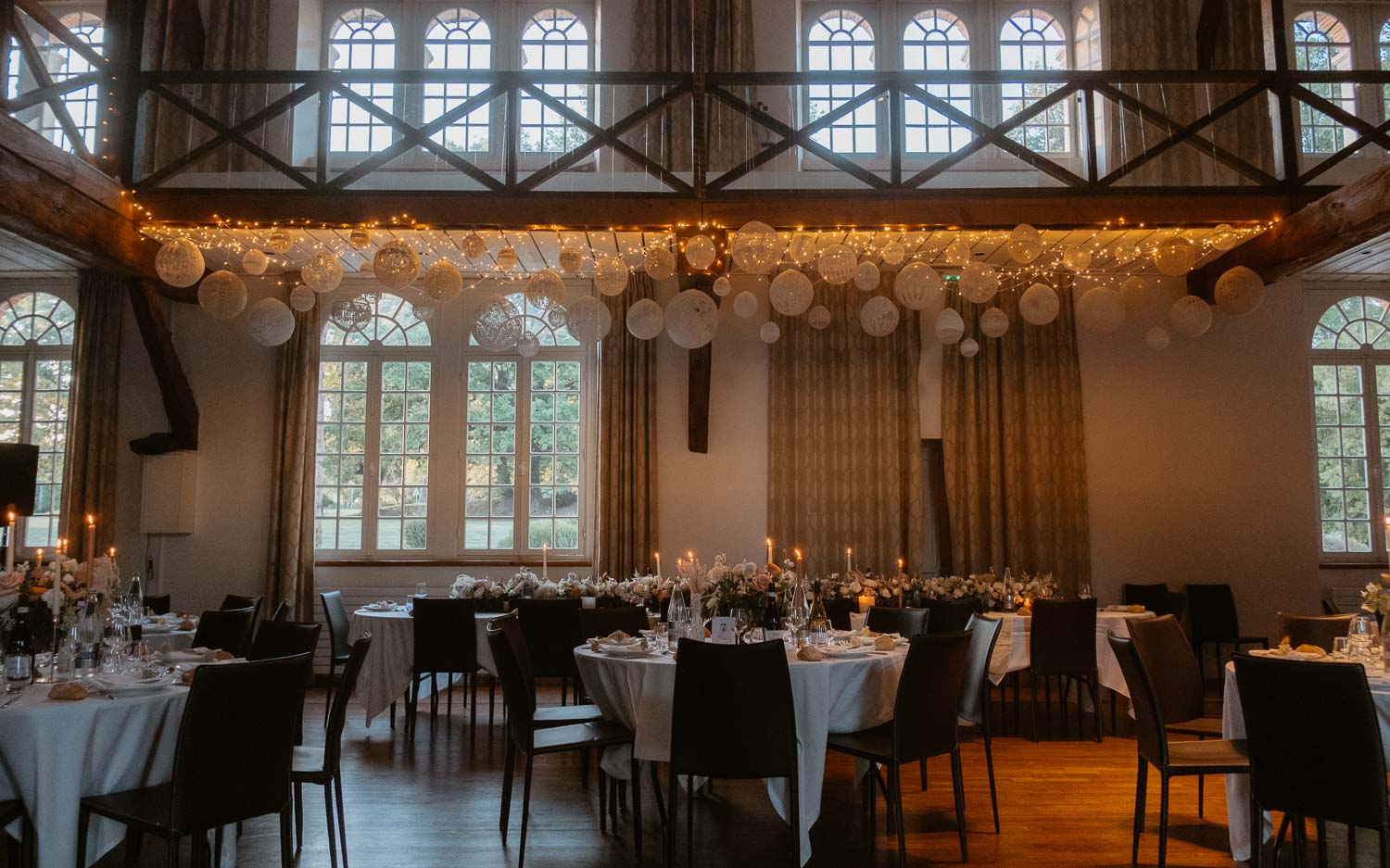 Décoration maillO design d’une salle de mariage en pierre apparente