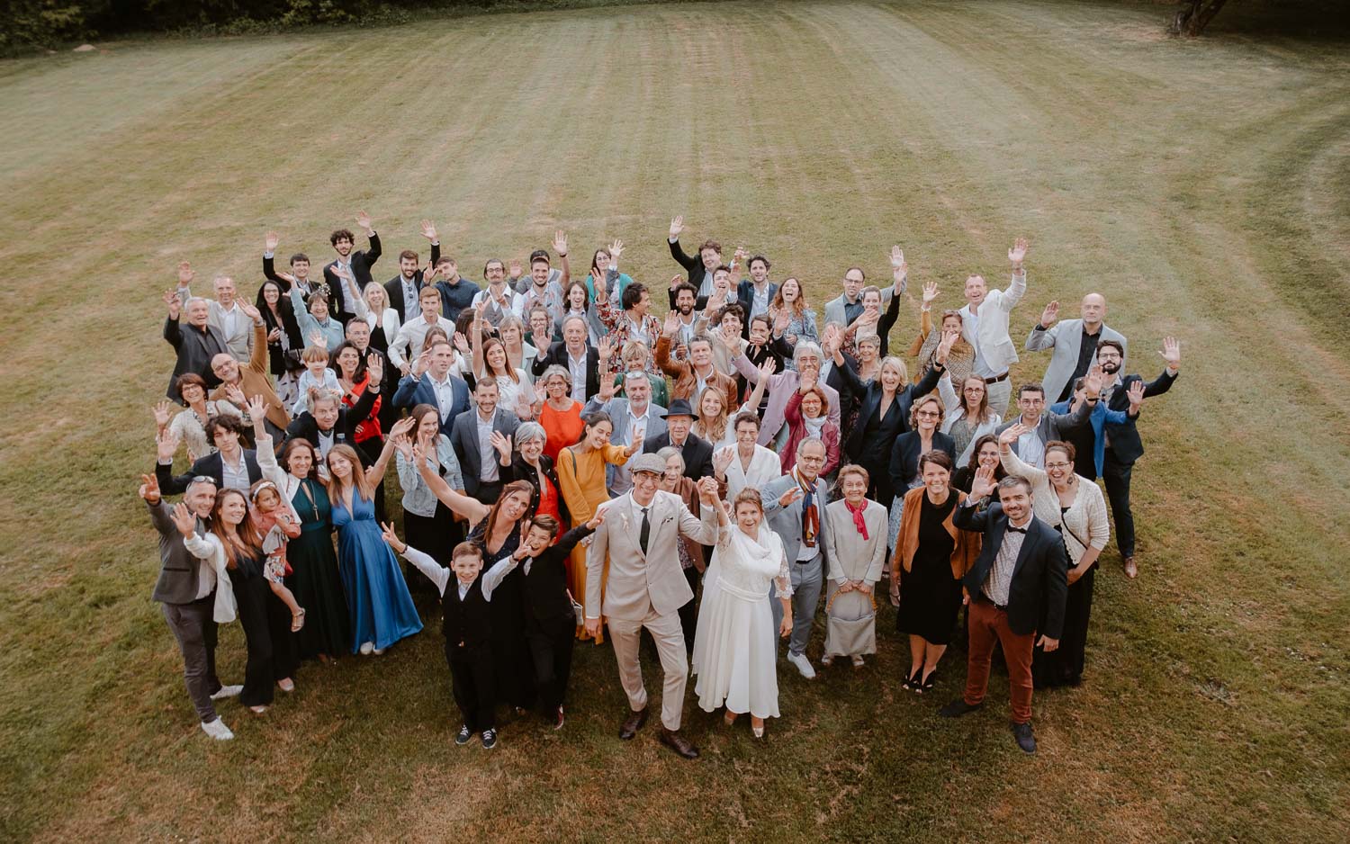 Photo de groupe lors d'un cocktail d’un mariage au Manoir de la Jahotière