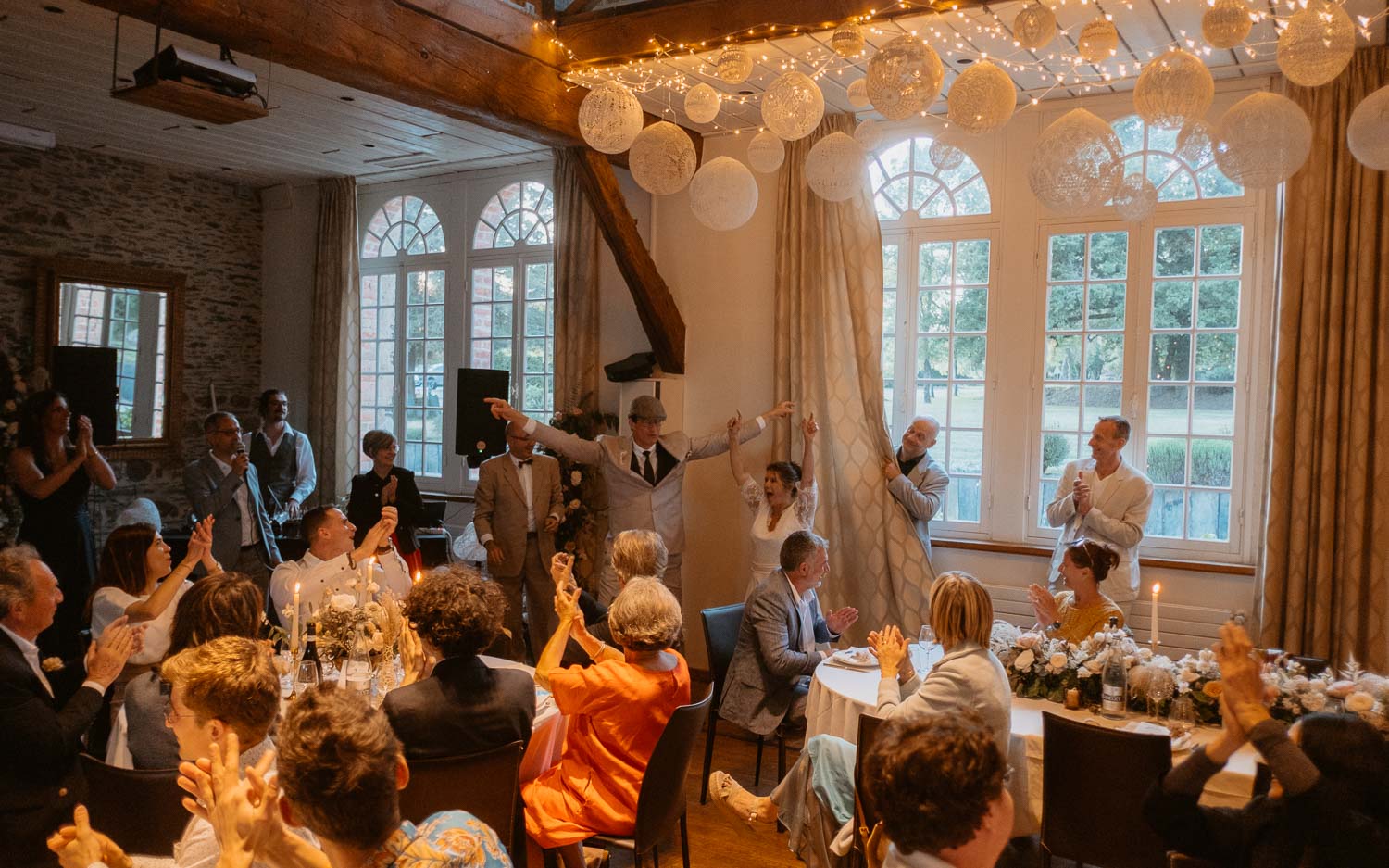 Décoration maillO design d’une salle de mariage en pierre apparente