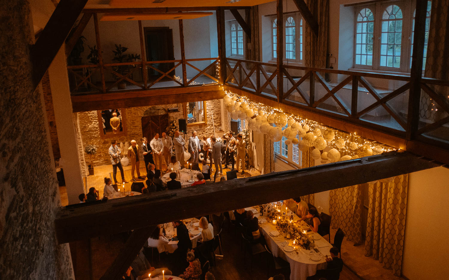 Décoration maillO design d’une salle de mariage en pierre apparente