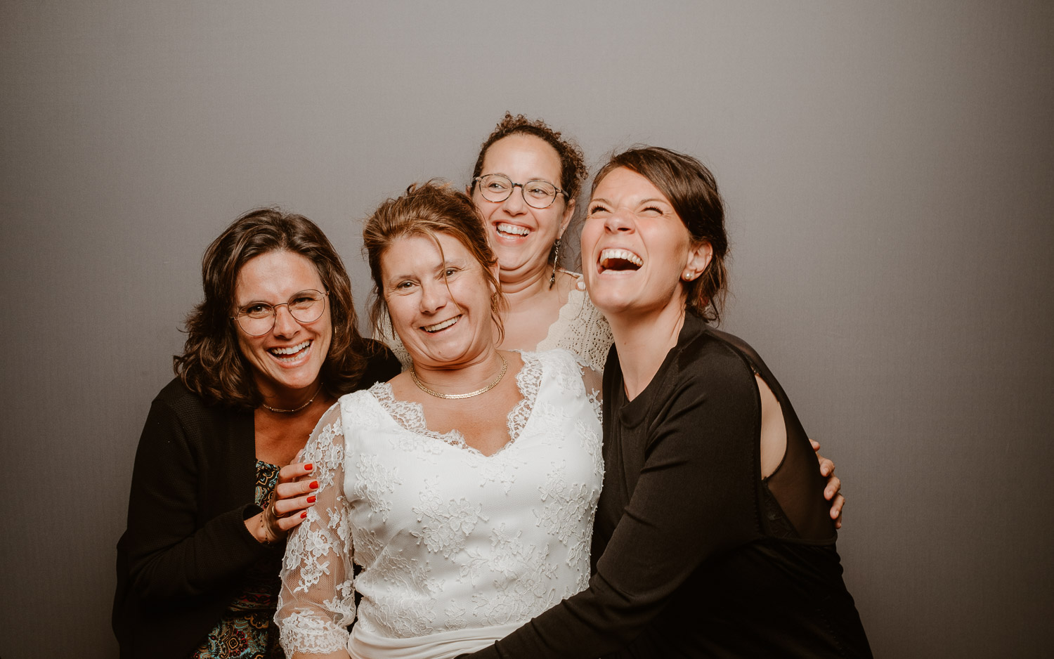 Studio photo lors de la soirée d’un mariage au Manoir de la Jahotière