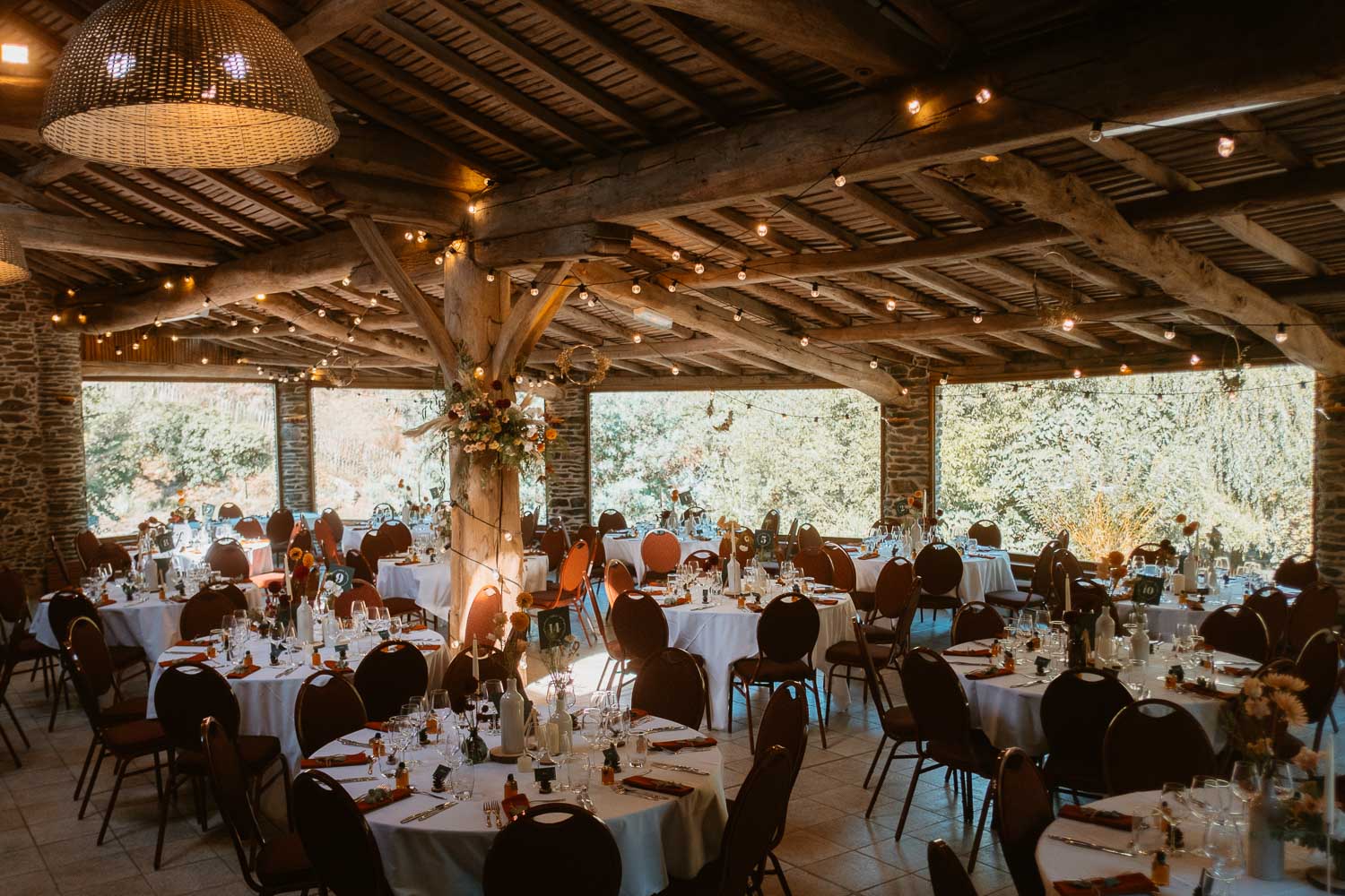 Décoration florale par les Nanas d’une salle de mariage en pierre apparente