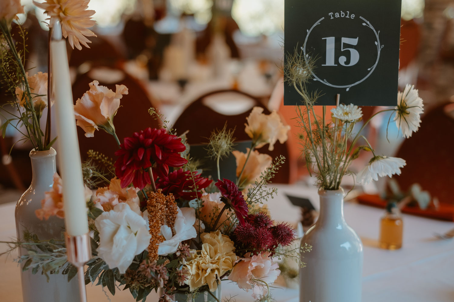 Décoration florale par les Nanas d’une salle de mariage en pierre apparente