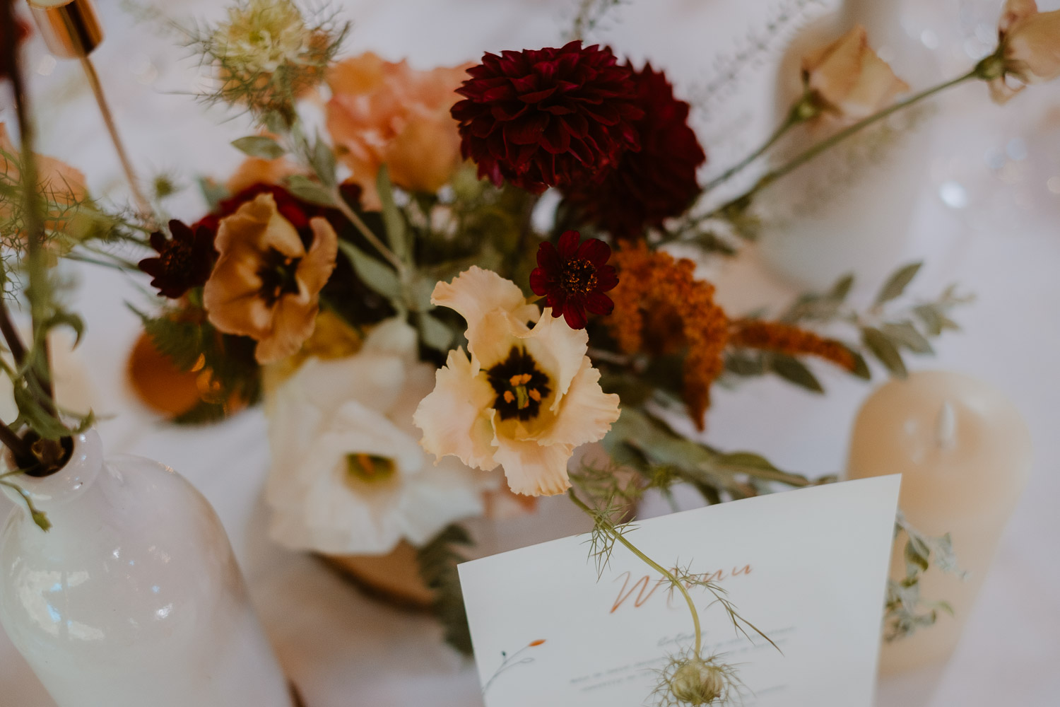 Décoration florale par les Nanas d’une salle de mariage en pierre apparente