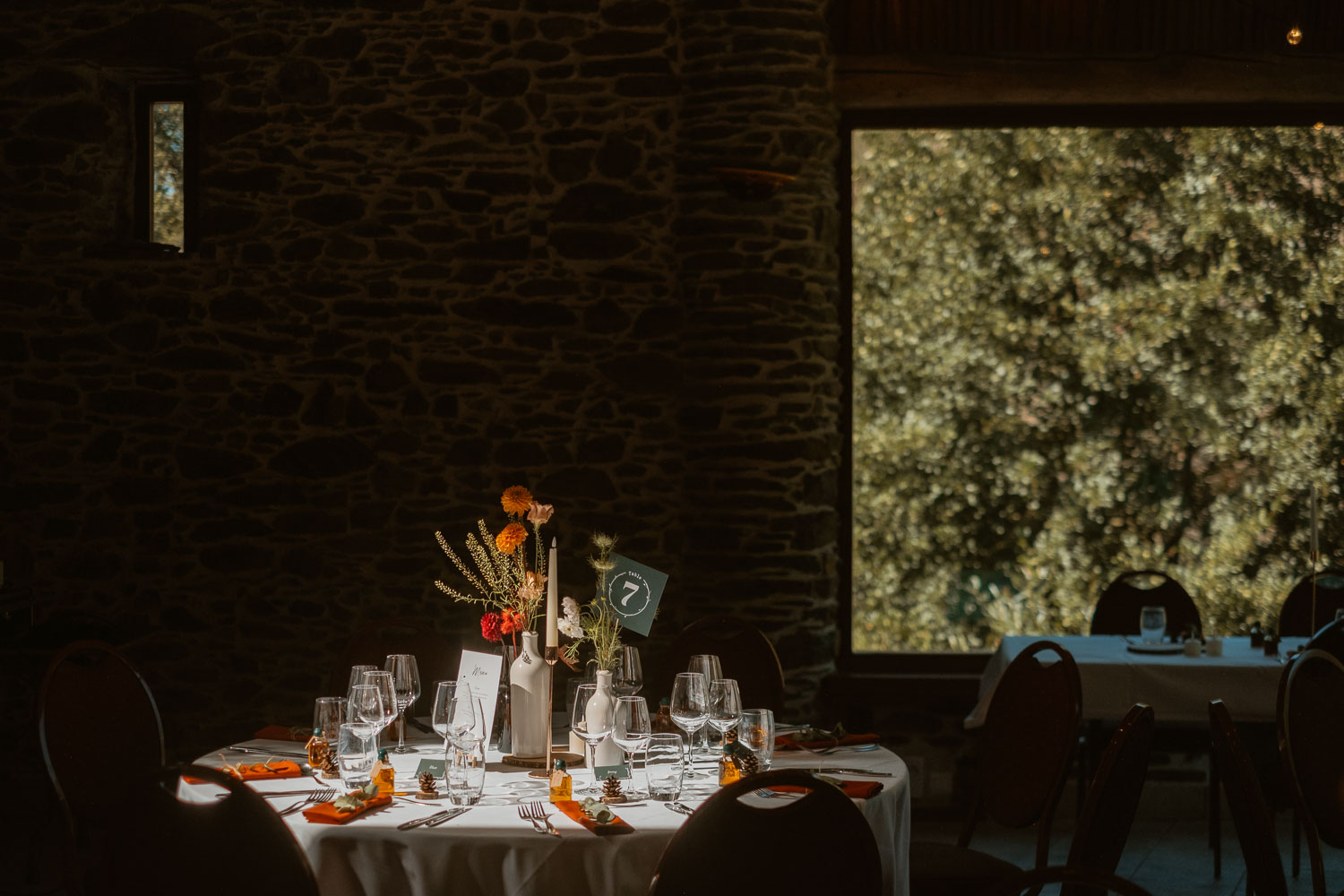 Décoration florale par les Nanas d’une salle de mariage en pierre apparente