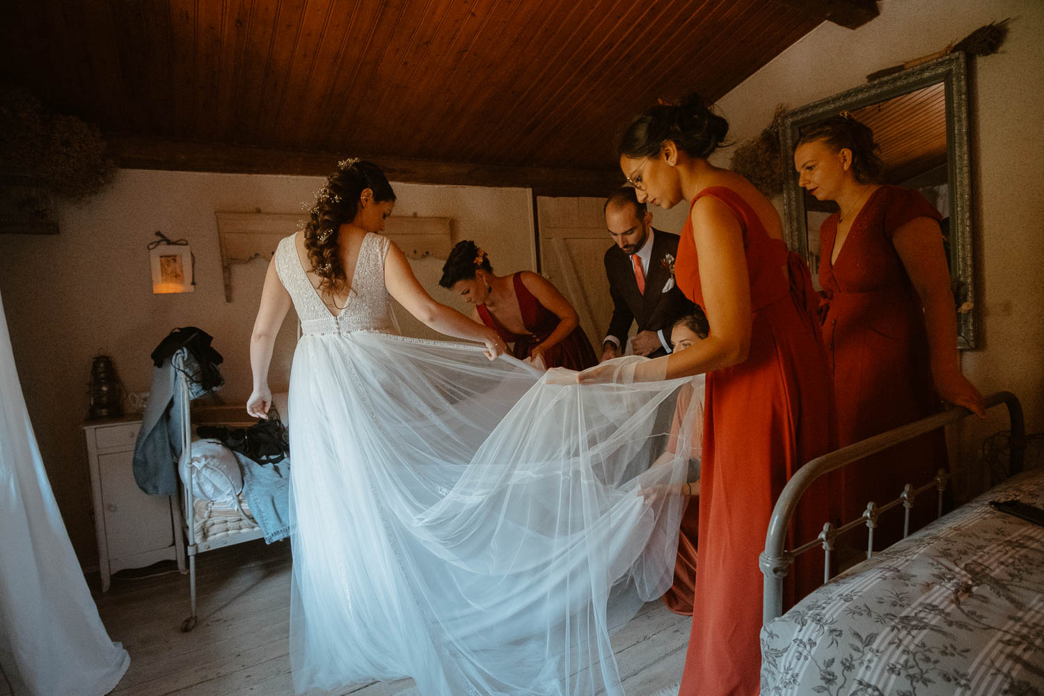 Reportage photo des préparatifs d’une robe Rosa Clara