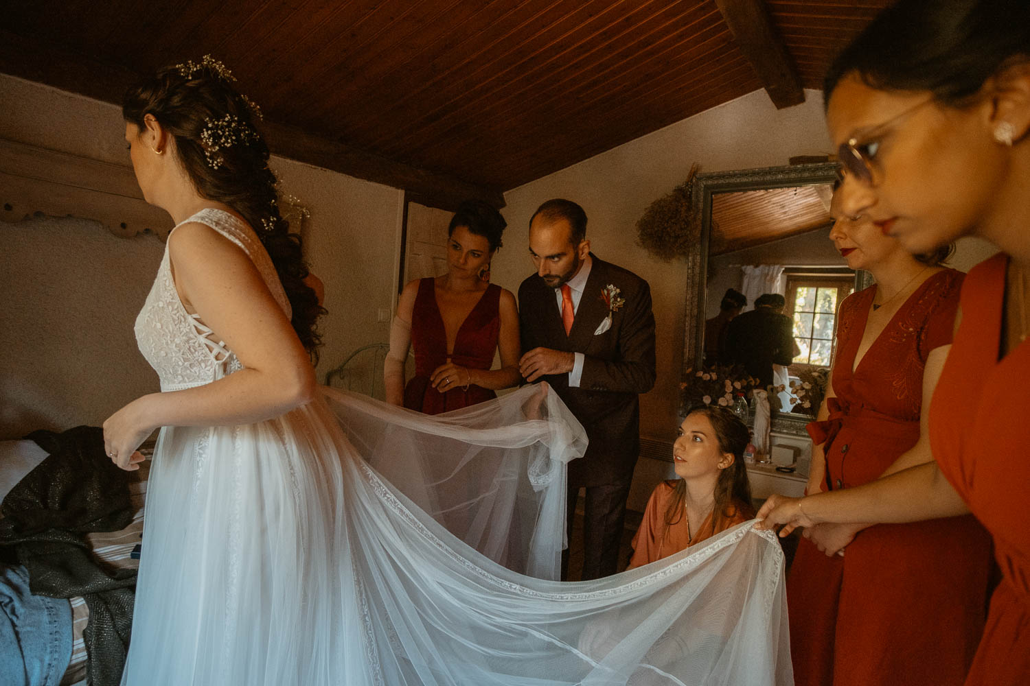 Reportage photo des préparatifs d’une robe Rosa Clara