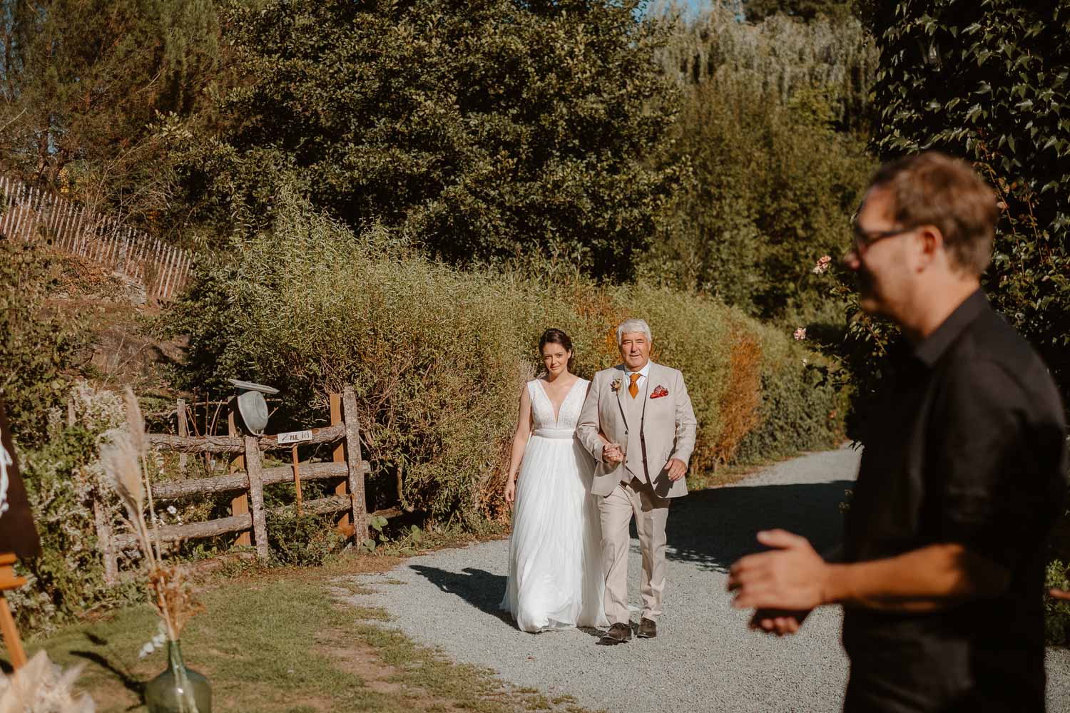 Mariée au bras de son père lors d'une cérémonie laïque de mariage