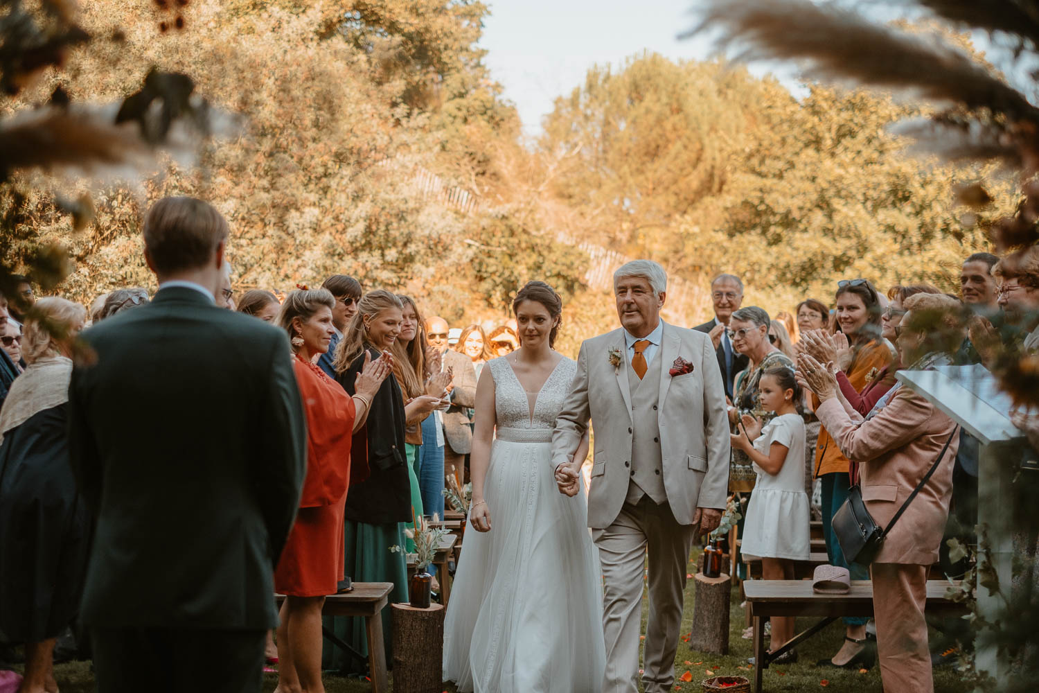 Mariée au bras de son père lors d'une cérémonie laïque de mariage