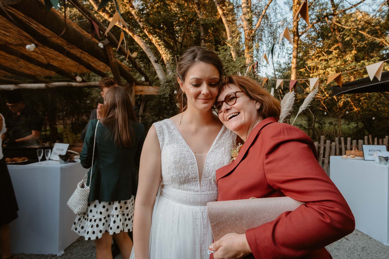 Emotion d'une mariée et sa maman lors d'un cocktail de mariage