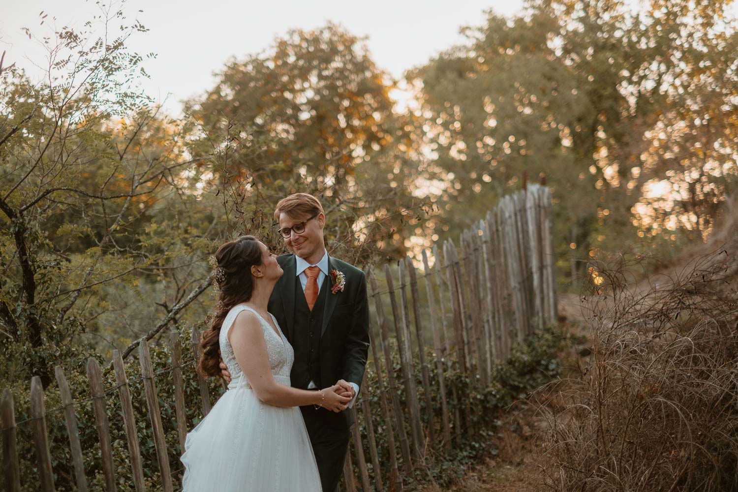 Photos de couple au coucher de soleil sur un mariage dans le 49