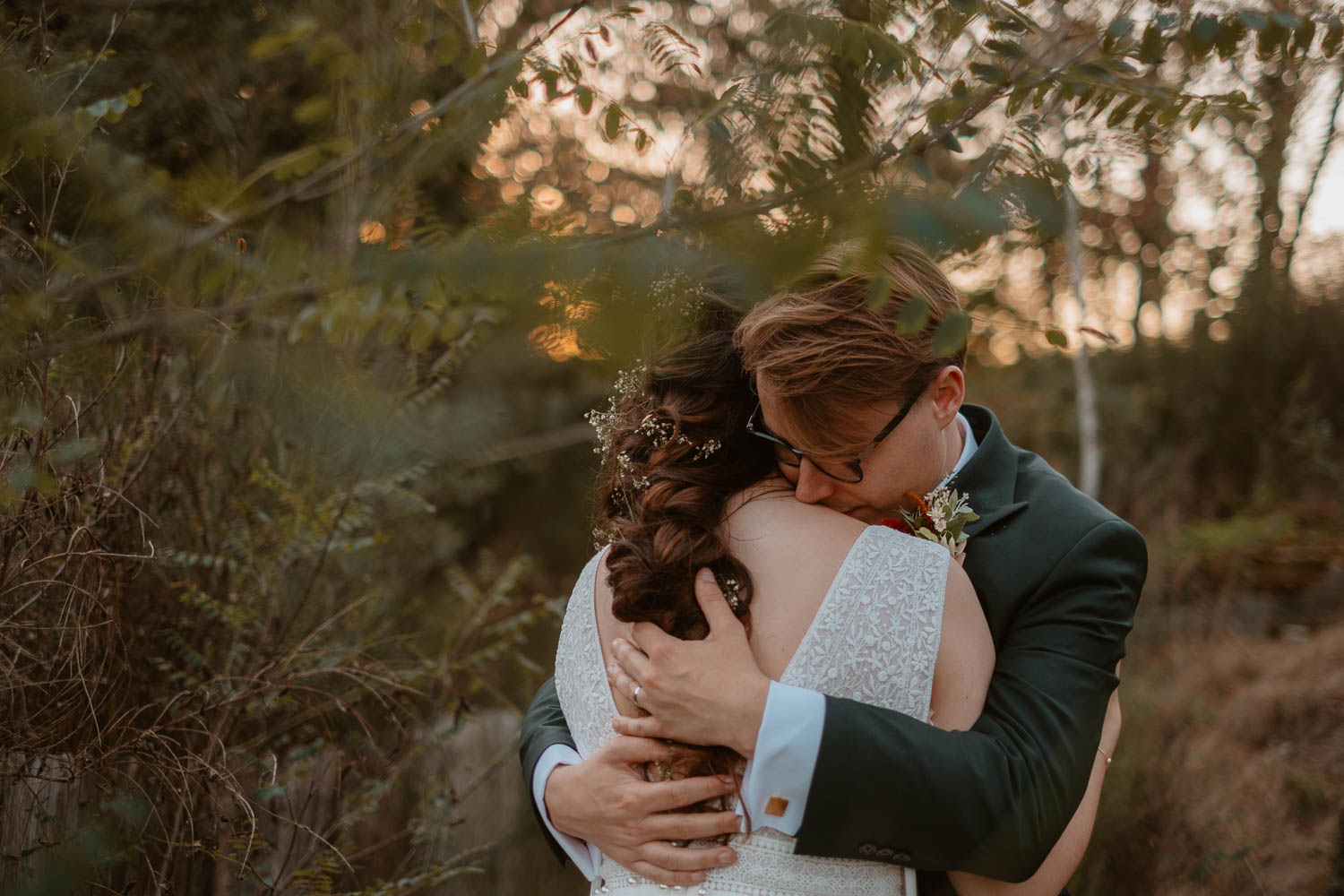 Photos de couple au coucher de soleil sur un mariage dans le 49