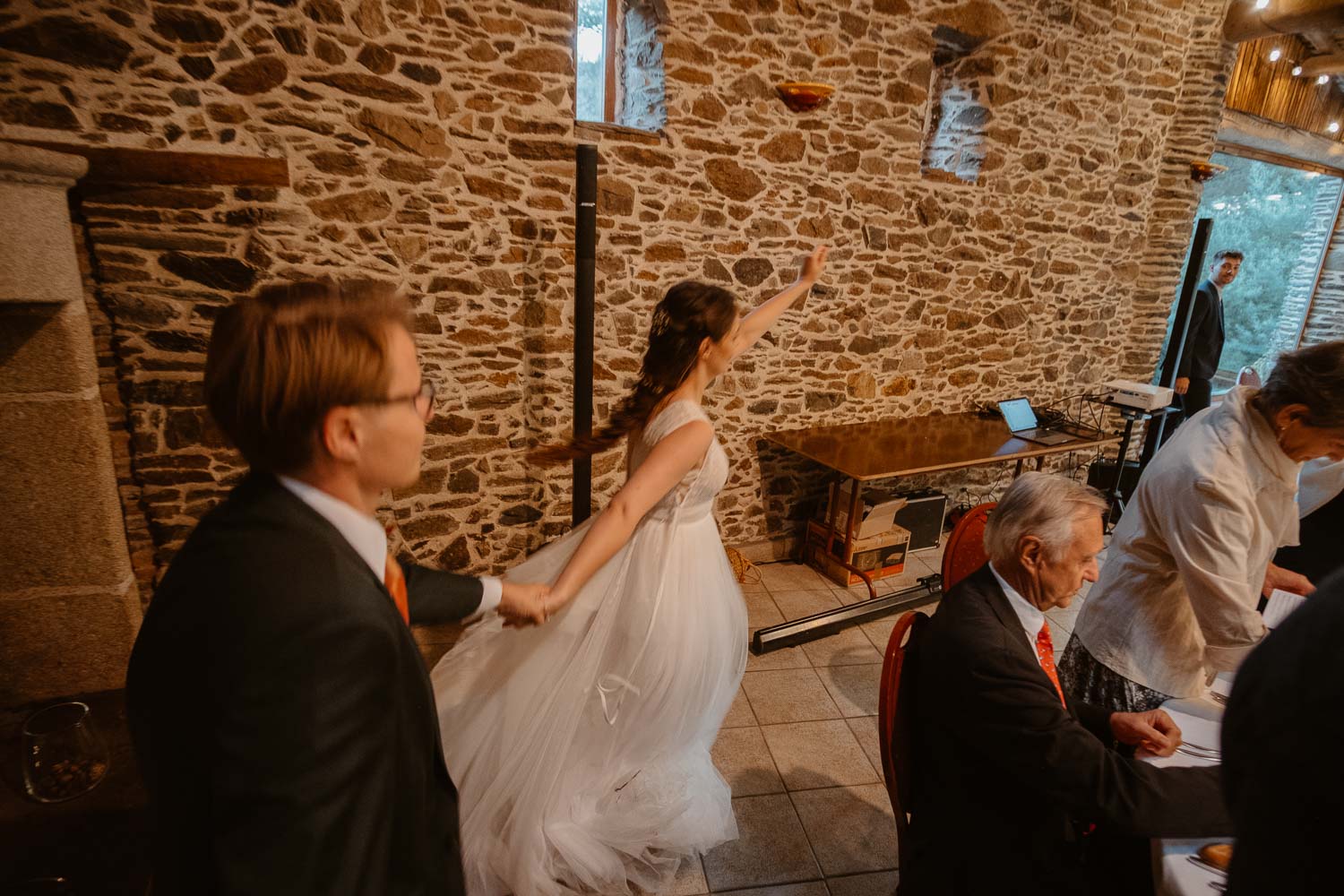 Soirée de mariage dans une magnifique salle en pierre apparente dans le 49