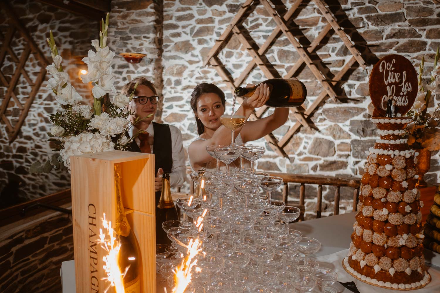 Champagne et mariés lors d'une soirée de mariage