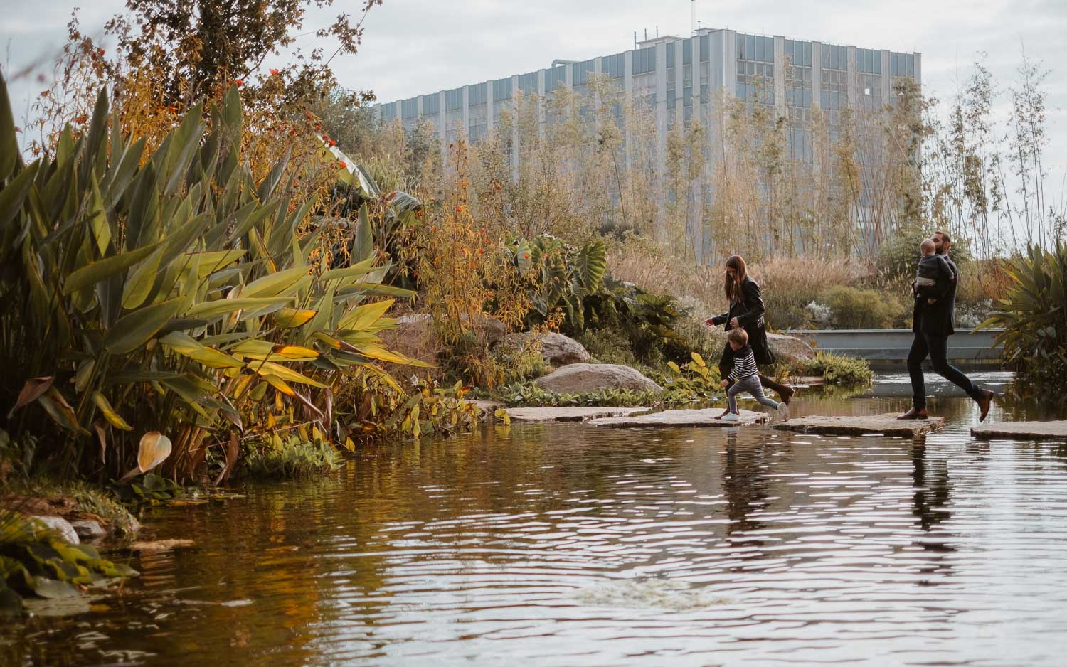 Reportage photo lors d’une séance famille au jardin extraordinaire de Nantes