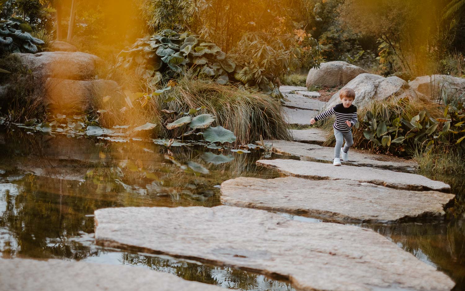 Jeux lors d’une séance photo dans un parc à Nantes