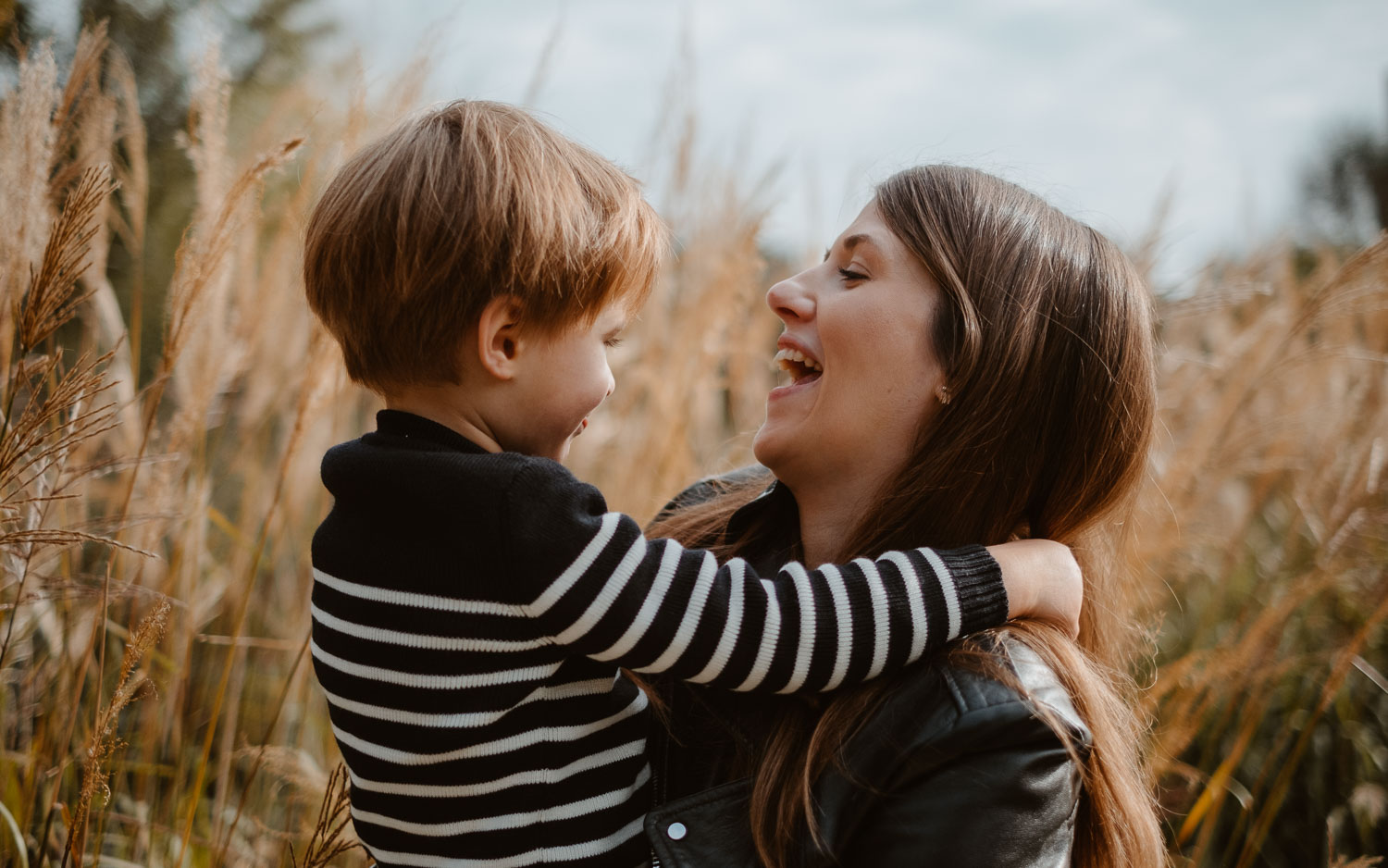 Instants complices entre un parent et son enfant à Nantes