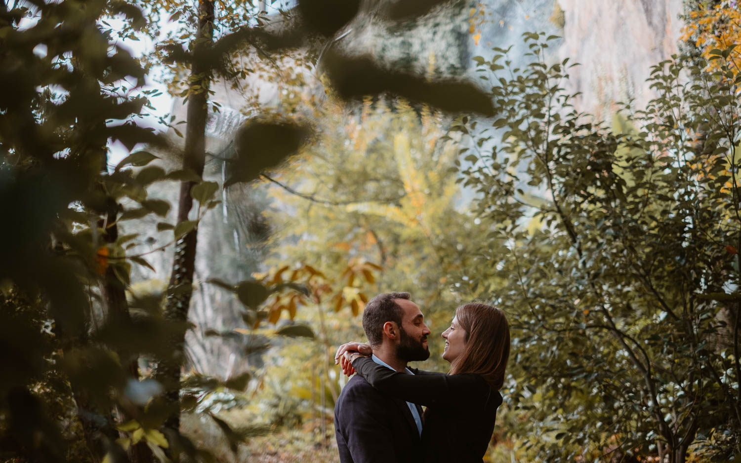 Portraits de jeunes parents amoureux au jardin extraordinaire à Nantes