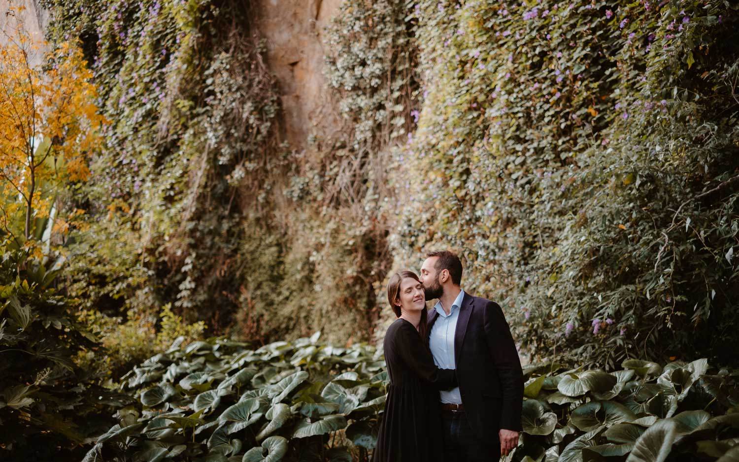 Portraits de jeunes parents amoureux au jardin extraordinaire à Nantes