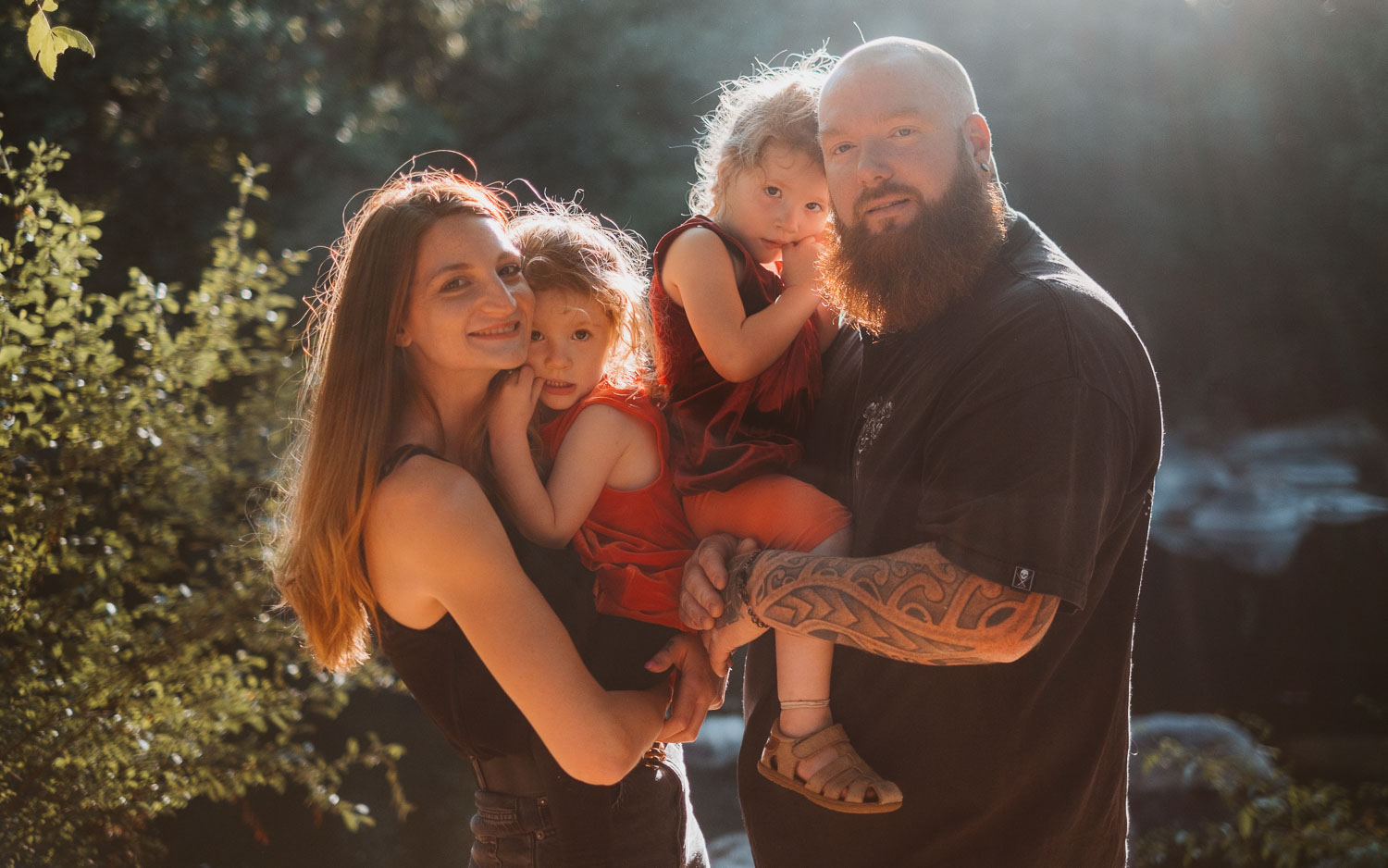Photographies d’une séance photo en famille avec deux petites filles jumelles, leur papa et leur maman