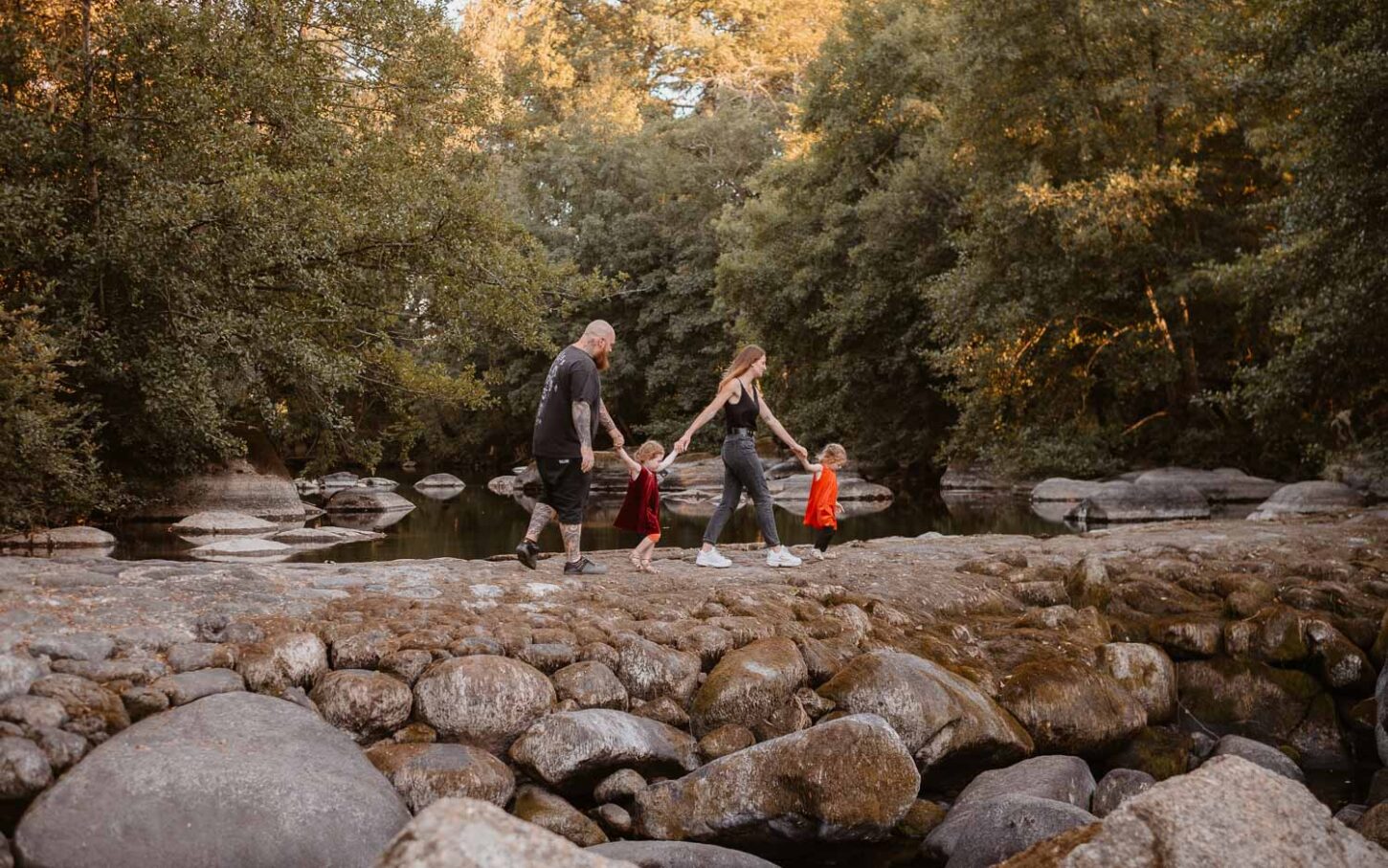 Photographies lifestyle d’une séance photo en famille en forêt à Clisson par Geoffrey Arnoldy