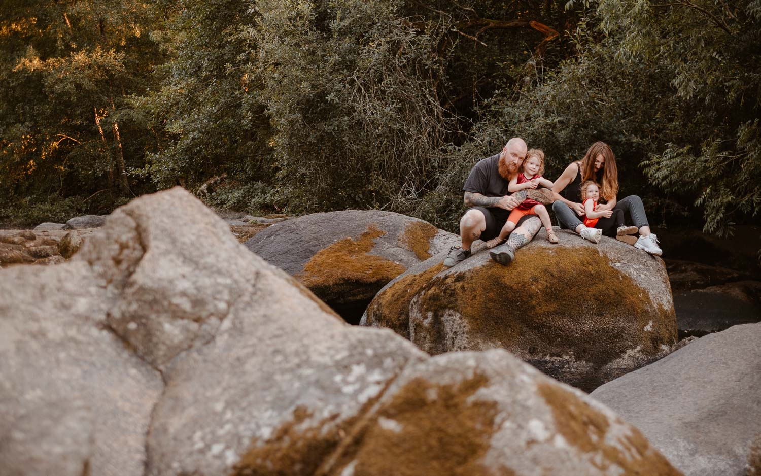 Photographies lifestyle d’une séance photo en famille en forêt à Clisson par Geoffrey Arnoldy