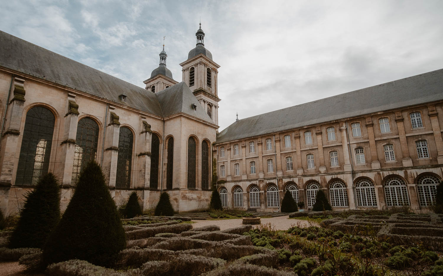 Reportage photo des préparatifs d’un mariage automnal