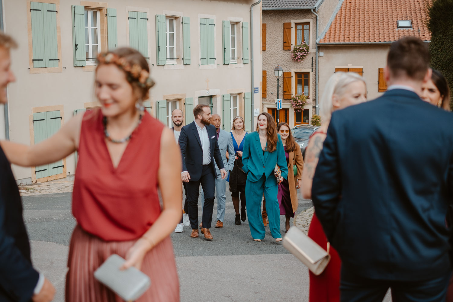 Invités lors d’une cérémonie de mariage à l’église