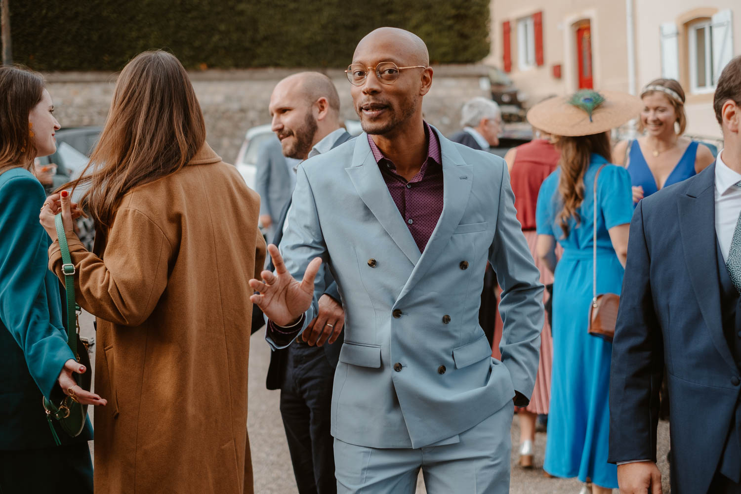 Invités lors d’une cérémonie de mariage à l’église