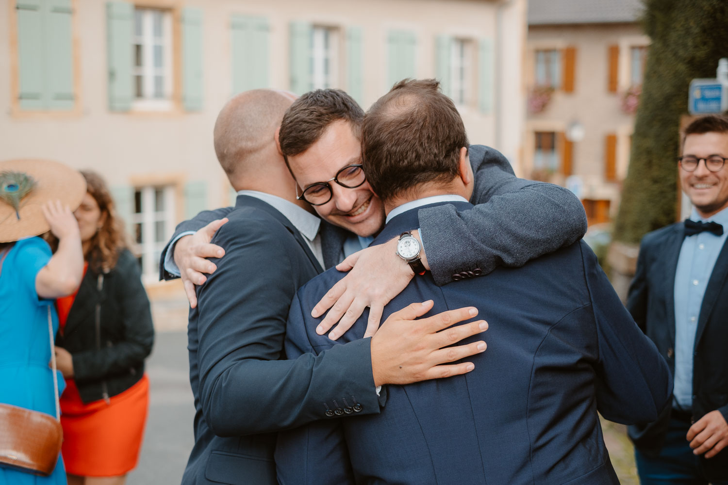 Invités lors d’une cérémonie de mariage à l’église